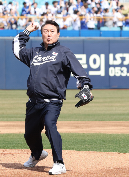 윤석열 대통령이 1일 대구 삼성라이온즈파크에서 열린 2023 프로야구 NC 다이노스와 삼성 라이온즈의 개막전에서 시구를 하고 있다.연합뉴스